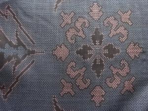 アンティーク　華紋に抽象模様織出し本場泥大島紬着物（5マルキ）